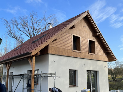 Dřevěný obklad štítů novostavby pod sedlovou střechou