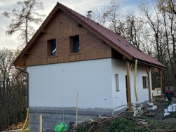 Smrkové palubky ošetřené stejným nátěrem byly použity i na podbití krovu. Stejnou lazurou byly ošetřeny i stojiny podpírající střešní přesah.