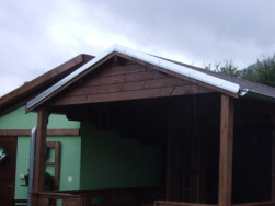 Na štítové lemování sedlové střechy jsme použili pozinkovaný plech