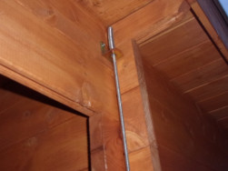 Ke zpevnění stavby jsme do rohů domku instalovali pružné zavětrování