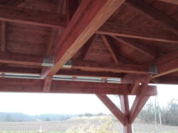 Detail složité dřevní konstrukce pod střešním záklopem