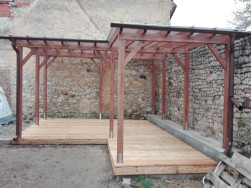 Modřínovou podlahu jsme ošetřili nátěrem Flueggera