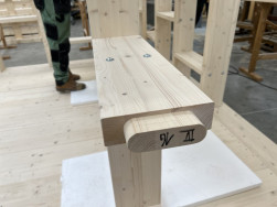 Na koncích dřevěných hranolů naši truhláři  vyráběli dřevěné čepy jejichž pomocí se jednotlivé části sesazují k sobě