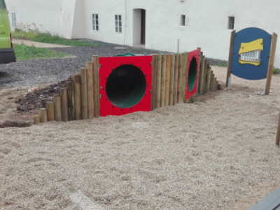 Stavba dětského hřiště -  tubový tunel a tři interaktivními panely