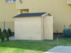 Jednoduchý zahradní domek vyrobený ze smrkového dřeva a dodávaný bez povrchové úpravy