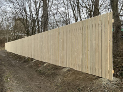 Dřevěný plot byl zákazníkovi dodán bez povrchové úpravy