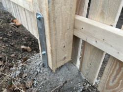 Při stavbě plotu jsme nejprve zabetonovali dvojitý kovový úchyt, který byl po zatvrdnutí betonu osazen  masivním nehoblovaným sloupkem
