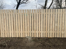 Plotová prkna byla u zabetonovaného úchytu ve spodní části na místě krásně upravena do oblouku