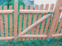 Dřevěné branky byly na plot zavěšena na stavitelné panty pro možnost seřízení