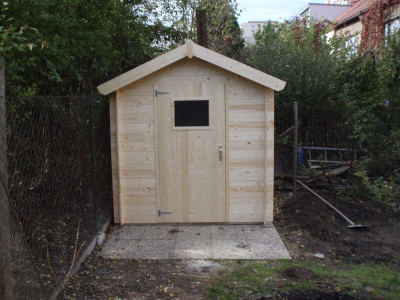 Zahradní domek bez povrchové úpravy stavěný na betonové dlaždice
