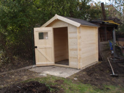 Dřevěný domek jsme montovali na připravenou desku z betonových dlaždic