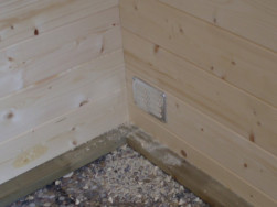 Do stěn dřevěného domku jsme instalovali dvě větrací mřížky z důvodu odvětrávání vnitřních prostor