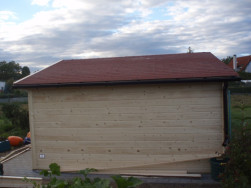 Na střechu zahradního domku jsme položili červený asfaltový šindel