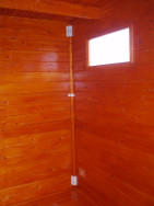 Konstrukce domku spočívá v rohových sloupcích, kde jsou profrézované drážky, ve kterých se relativně volně pohybují stěnové palubky