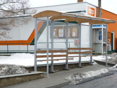 Instalace autobusových zastávek v kombinaci kovové konstrukce a plexiskla
