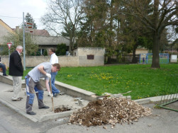 Z důvodu instalace autobusových zastávek jsme museli částečně  rozebrat zámkovou dlažbu chodníků