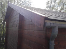 Čelní i zadní strana střechy byla zakončena dřevěnou lištou