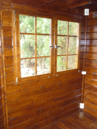Okna zahradního altánu se dají otvírat klasicky nebo vyklápět