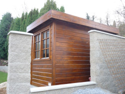 Pultová střecha zahradního altánu je instalována v mírném sklonu z důvodu odtoku dešťové vody