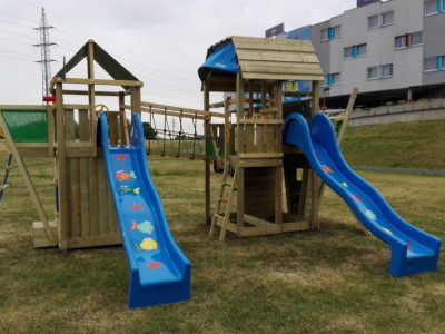 Velké dětské hřiště Jungle Gym sestavené z mnoha herních prvků