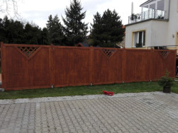 Dřevěné zástěny Modern jsme pomocí kovových úhelníků přichytili na plotové sloupky z hranolu 9 x 9 cm