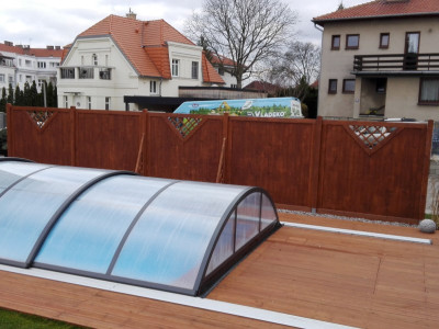 Montáž dřevěné zástěny z dělících stěn Modern k venkovnímu bazénu