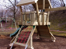 Na hrací věž vede lanová síť po které se děti dostanou nahoru
