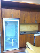 Lednice zakomponovaná do venkovní kuchyně