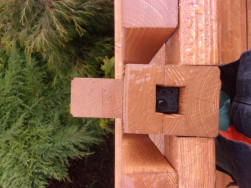 Nosná kovová konstrukce ukrytá ve dřevěných sloupcích