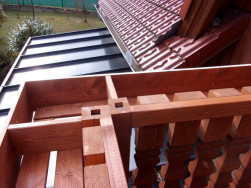 Všechny tři balkony zakončeny dřevěnými truhlíky na převislé pelargonie