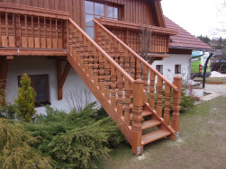 Ke schodišti bylo doplněno dřevěné zábradlí ze stejných bavorských sloupků