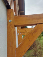 Detail sesazení a ukotvení dřevěné podpěry samonosného balkonu
