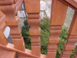 Ozdobného frézování bavorských sloupků ze všech čtyřech stran bylo stejné jak u zábradlí balkonu tak zábradlí schodiště na zahradu