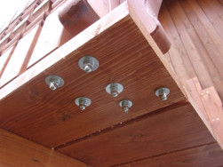 Kotvení kovové konstrukce balkonového zábradlí jsme provedli přes závitovou tyč s kloboukovou hlavicí a podložkouých balkonových