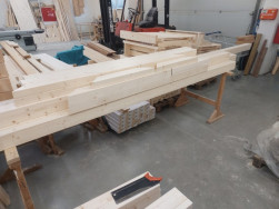 Na výrobu balkonového zábradlí jsme použili dřevo z lepeného smrkového masivu