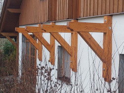 Dřevěné podpěry samonosného balkonu jsme vyrobili z dřevěných  hranolů 7,5 x 14,5 cm