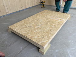 Zateplená podlaha psí boudy je vyrobena z OSB desky,  30 mm silného polystyrénu  a smrkových palubek