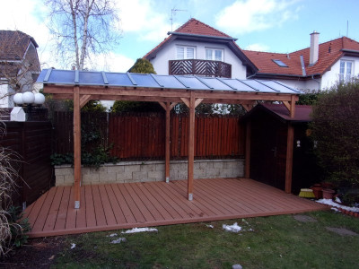 Zahradní pergola s podlahou z kompozitního prkna