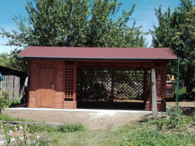 Letní dřevěná pergola se zahradním domkem na nářadí