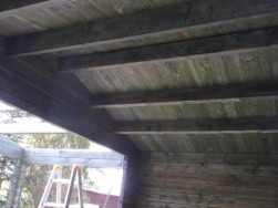 Střecha chatky  má nejprve podbití z palubek o síle 19 mm na podbití  je položen podkladový pás a na pás připevněn asfaltový šindel