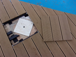 Z vyříznutých podlahových prken naši montéři vyrobili poklop na skimmer