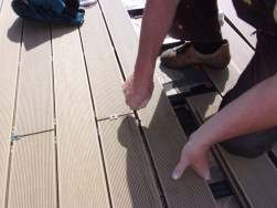 V místě, kde se podlahová prkna potkávají se používá zdvojený podkladový rošt, aby prkna mohla pružit