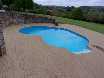 Montáž terasy, venkovního schodiště a prostoru kolem bazénu z WPC prken