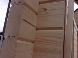 Síla dřevěné stěny domku je 70 mm