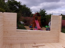 Stavba stěn probíhá rychle, je to v podstatě dřevěná skládačka