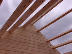 Montáž štítu a střešních trámu na které přijde dřevěný záklop