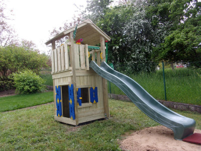 Montáž dětské věže Cottage s mnoha doplňky na hraní 