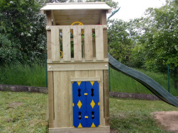 Pod věží je vestavěný dřevěný domeček Playhouse