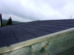 Na střešní záklop jsme položili černý šablonový šindel a střecha byla zakončena dřevěným olemováním