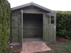 Zahradní domek má dvoukřídlé dveře pro snazší ukládání nářadí